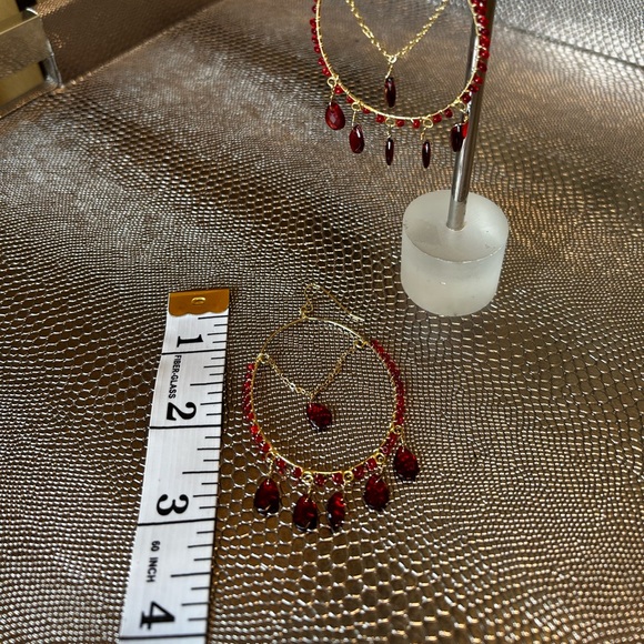 Red hoop dangle earrings - Picture 5 of 6